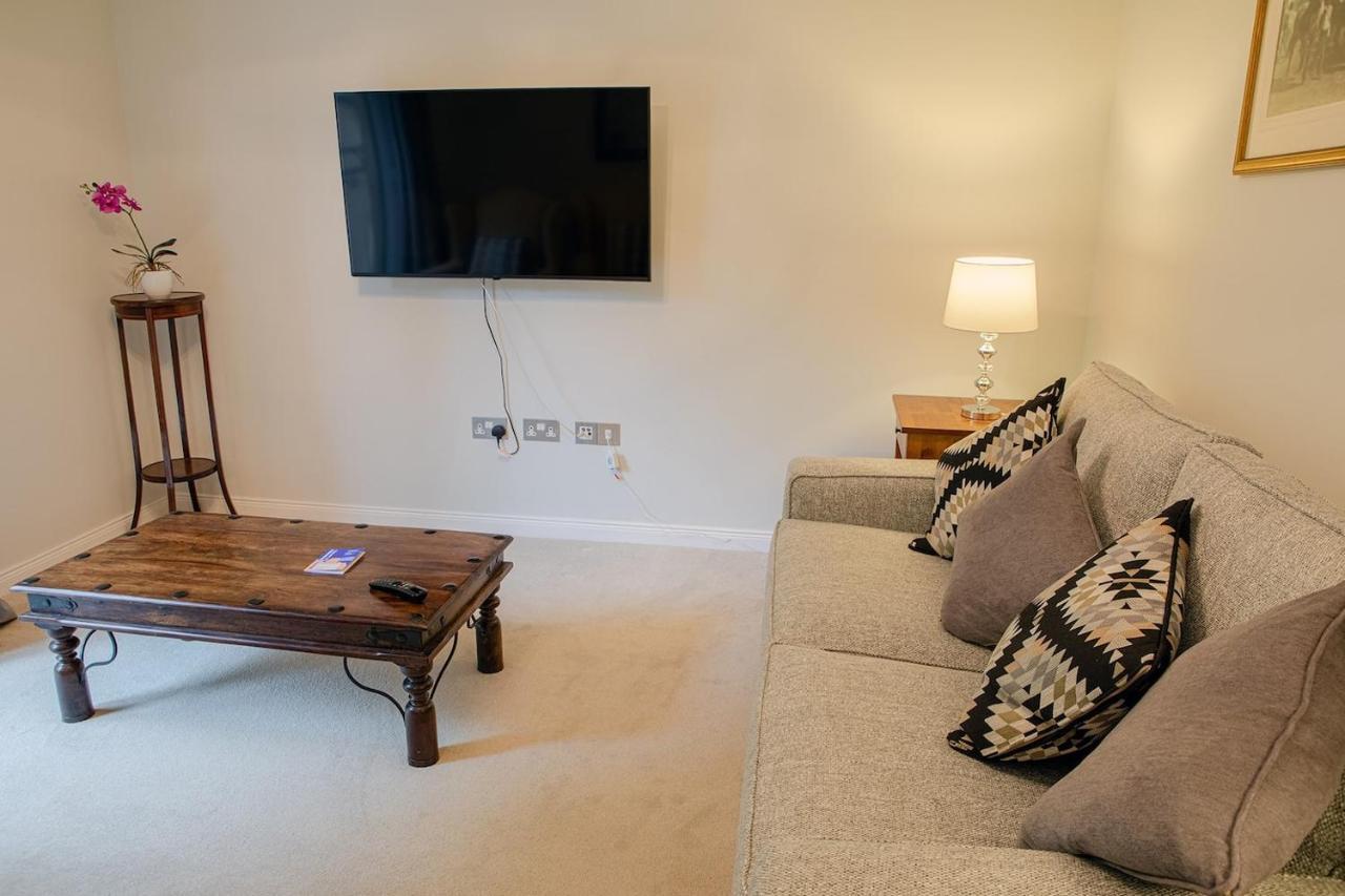 Hedgefield House - Serene Top Floor Flat Inverness Extérieur photo