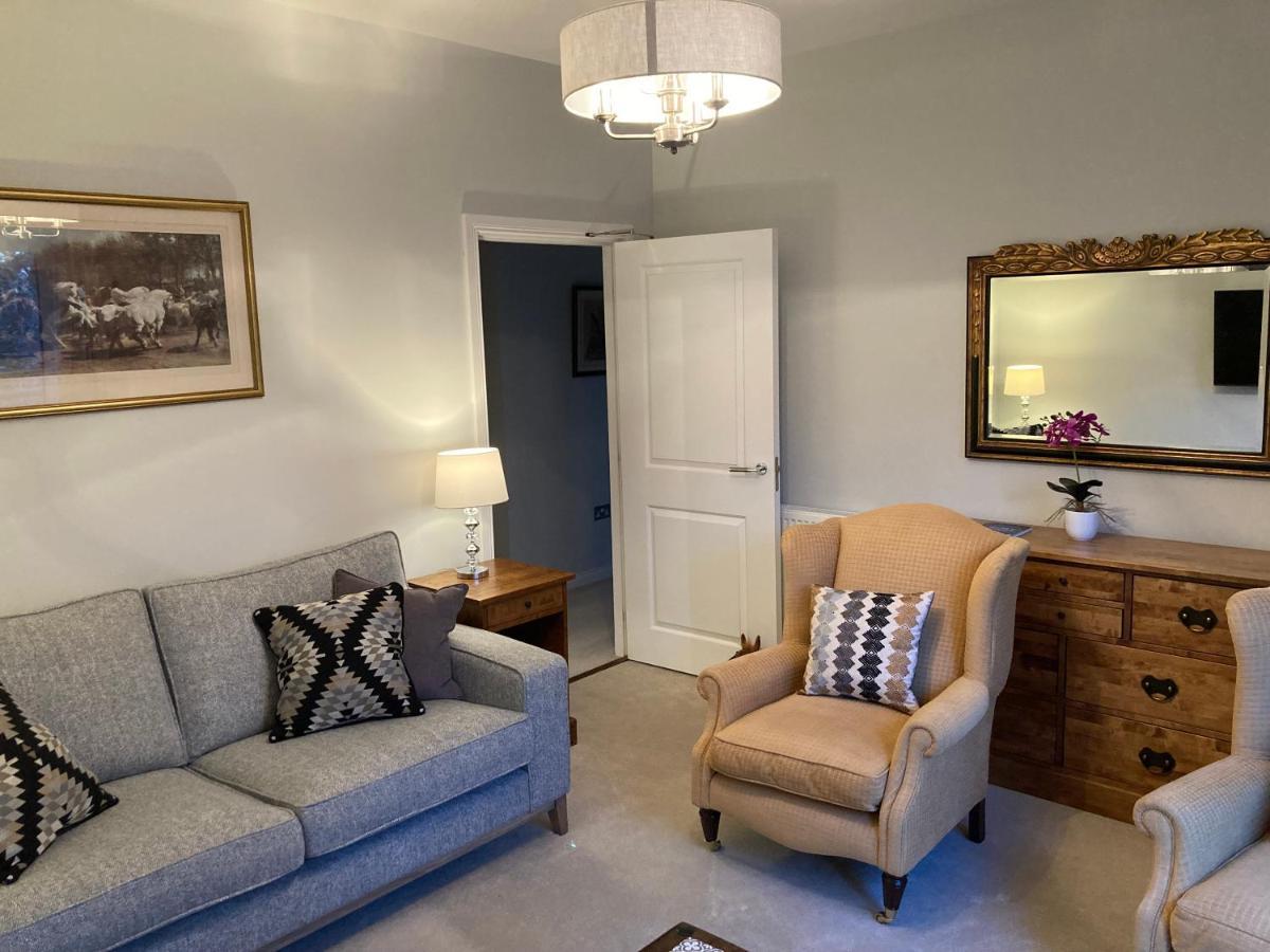 Hedgefield House - Serene Top Floor Flat Inverness Extérieur photo