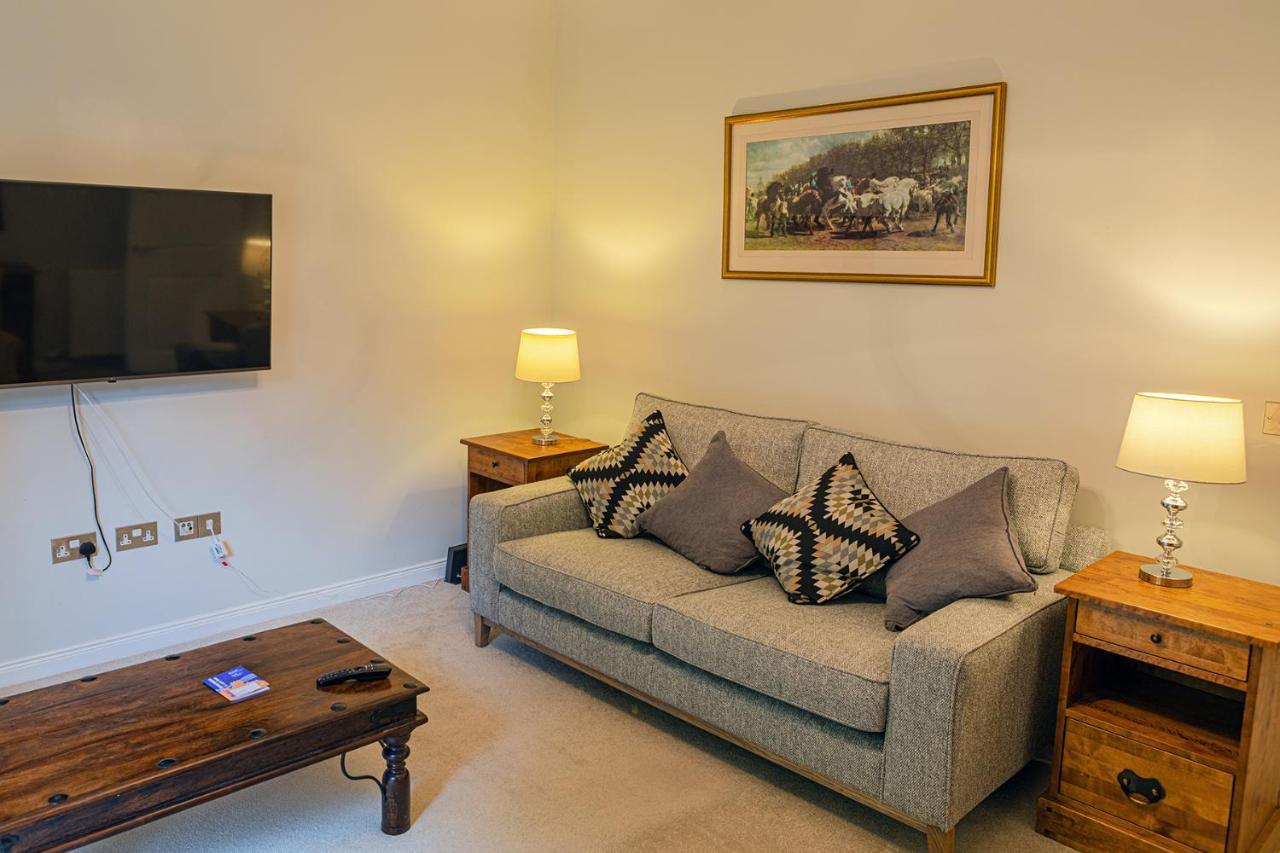 Hedgefield House - Serene Top Floor Flat Inverness Extérieur photo