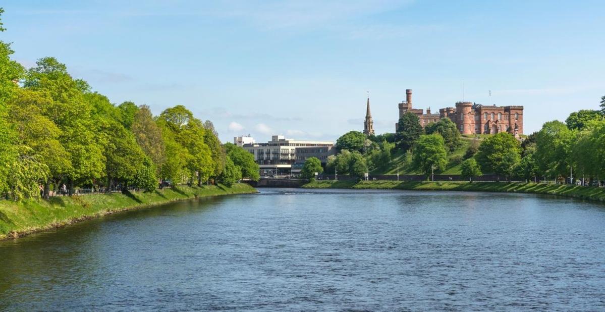 Hedgefield House - Serene Top Floor Flat Inverness Extérieur photo